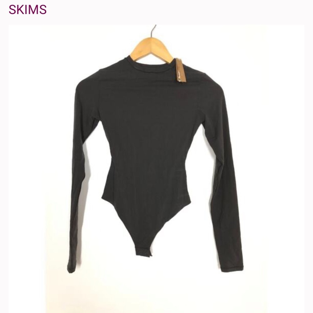 SKIMS FITS EVERYBODY LONG SLEEVE CREW NECK THONG BODYSUIT! NWT